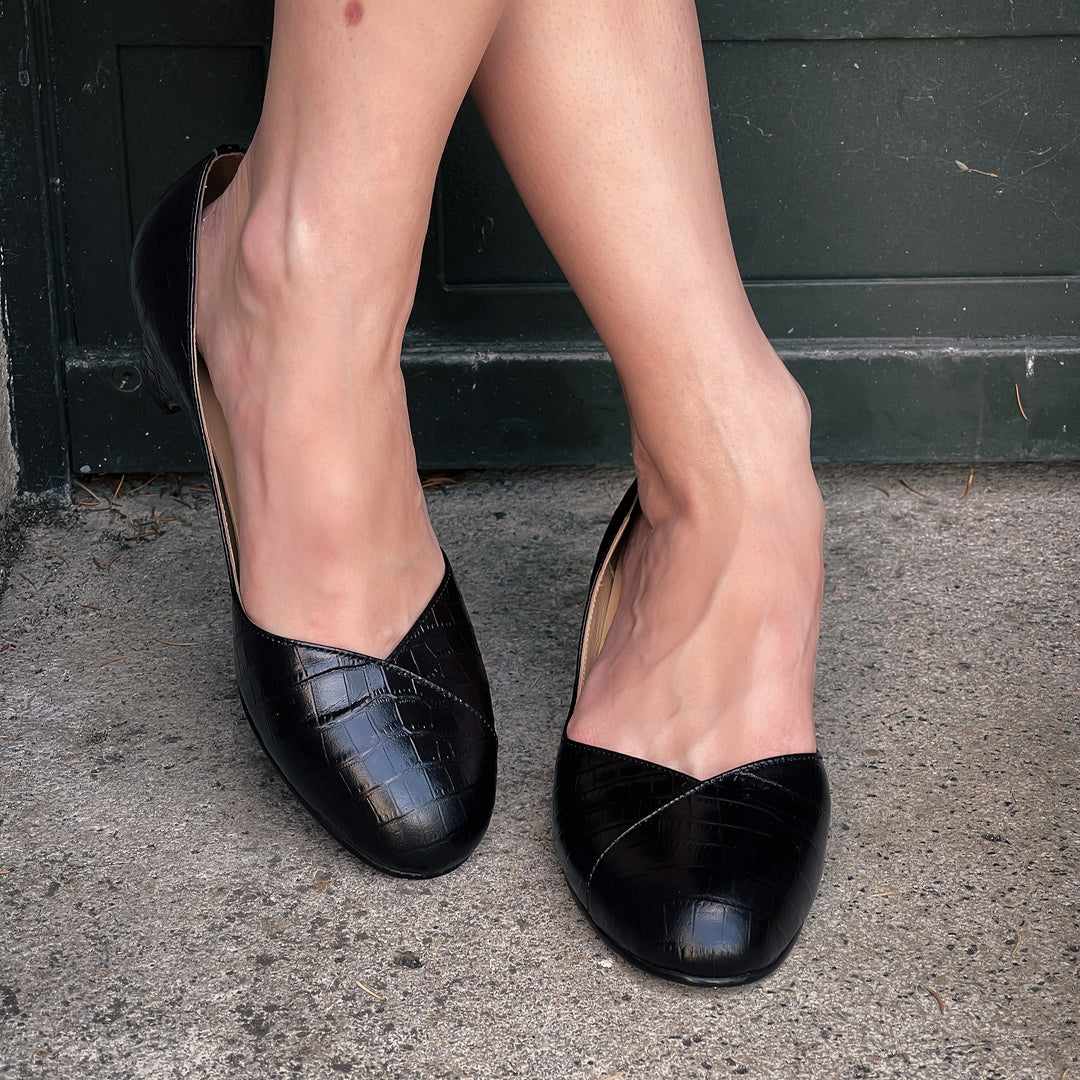 Charlie Stone Shoes classic vintage inspired shoes 1940's pump mini block heel faux croc leather black with supportive biomechanical footbed insole arch support, metatarsal pad and heel cup