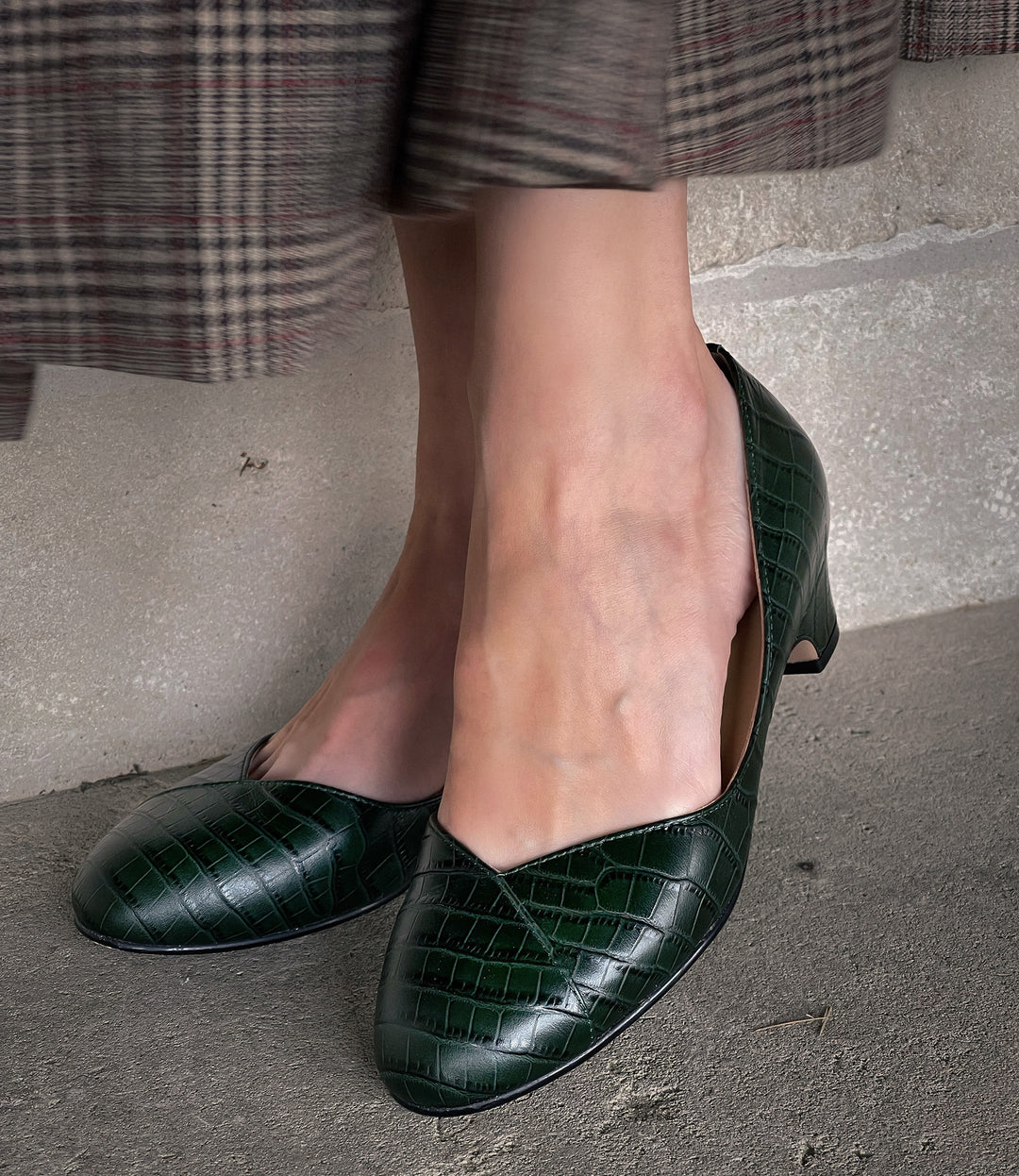 Charlie Stone Shoes classic vintage inspired shoes 1940's pump mini block heel faux croc leather dark emerald green with supportive biomechanical footbed insole arch support, metatarsal pad and heel cup